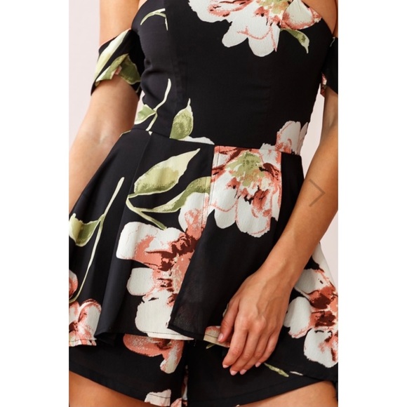 XS Selfie Leslie Floral Romper - Picture 4 of 11